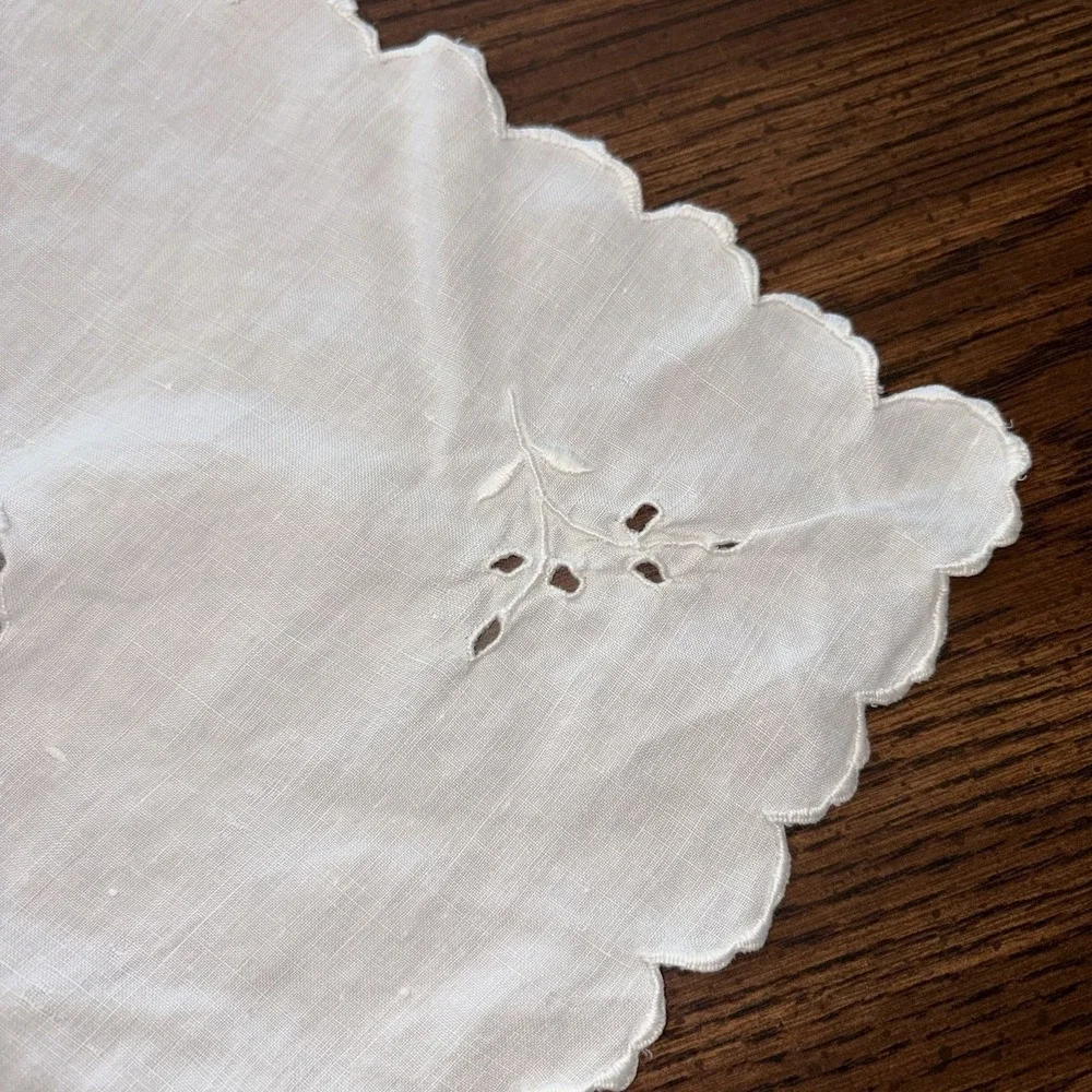 Vintage Madeira Cutwork Linen Tablecloth Floral Urn Scalloped Edge